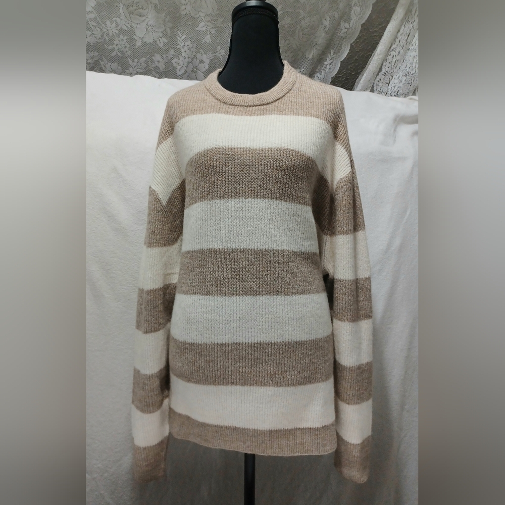 NWOT ASOS Design Oversized Knitted Sweater Size Medium in Stone And Ecru Stripe